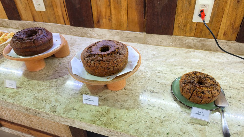 Detalhe dos bolos caseiros servidos pela manhã