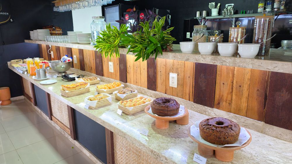 Bolos caseiros e doces no café da manhã