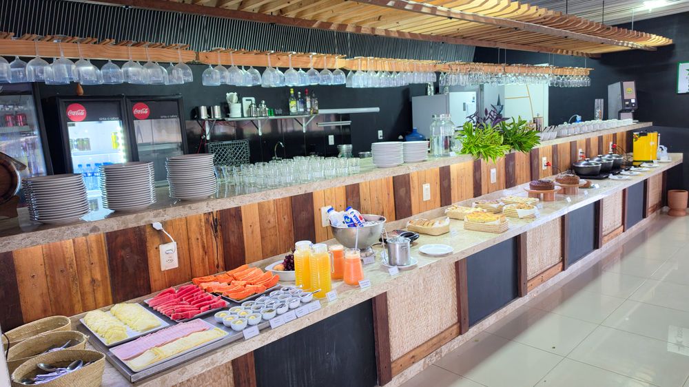 Buffet do café da manhã com frutas, sucos e frios