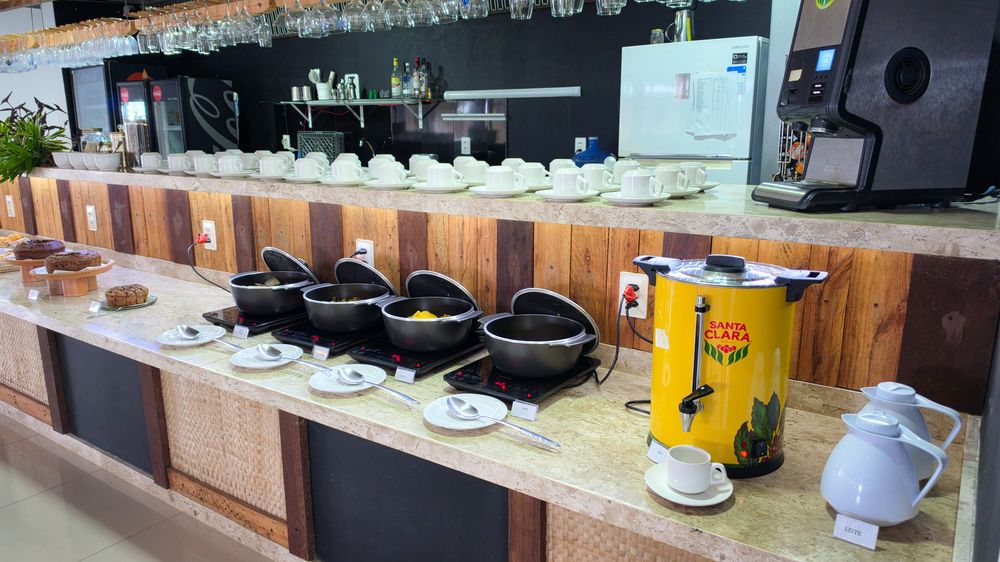 Estação de pratos quentes e café coado no restaurante
