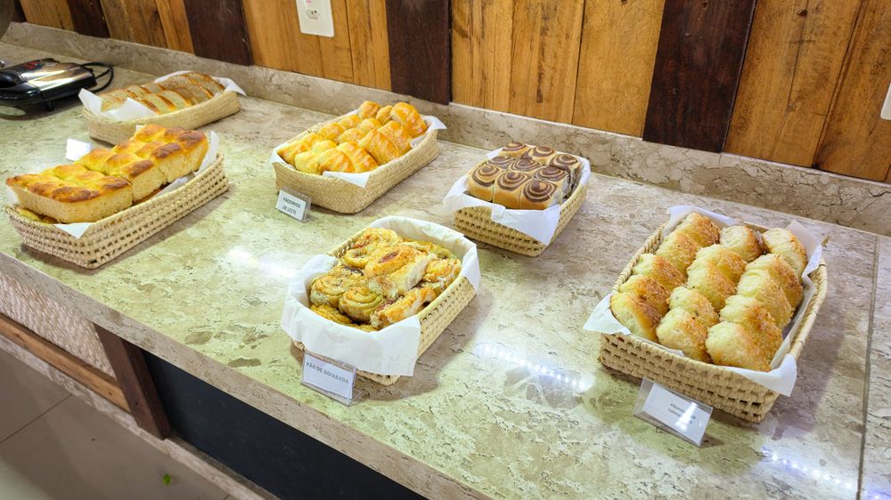 Pães, tapiocas e pão de queijo no buffet do café da manhã