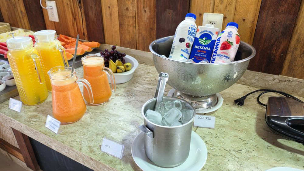 Sucos naturais, iogurtes e conservas no café da manhã