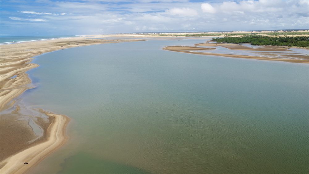 Encontro do rio com o mar e o banco de areia, visto do alto