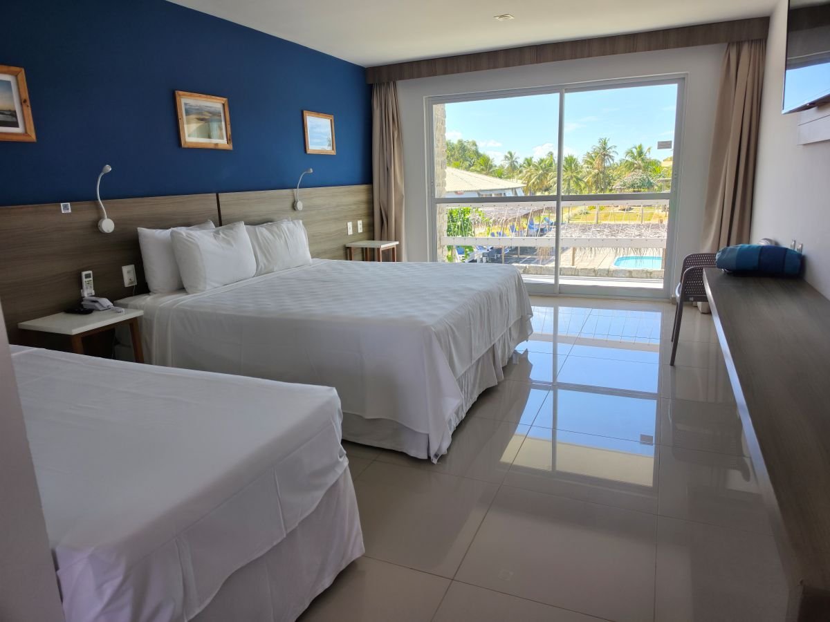 Suíte Luxo com varanda e rede voltadas para a piscina
